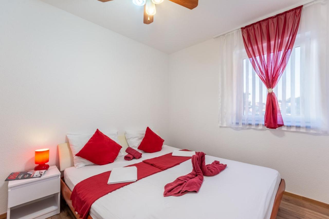 Family Friendly Apartments With A Swimming Pool Stanici, Omis - 18676 エクステリア 写真