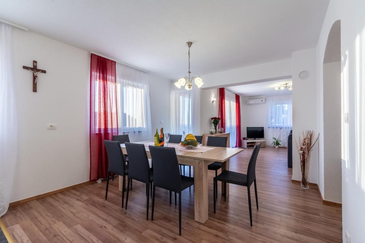 Family Friendly Apartments With A Swimming Pool Stanici, Omis - 18676 エクステリア 写真