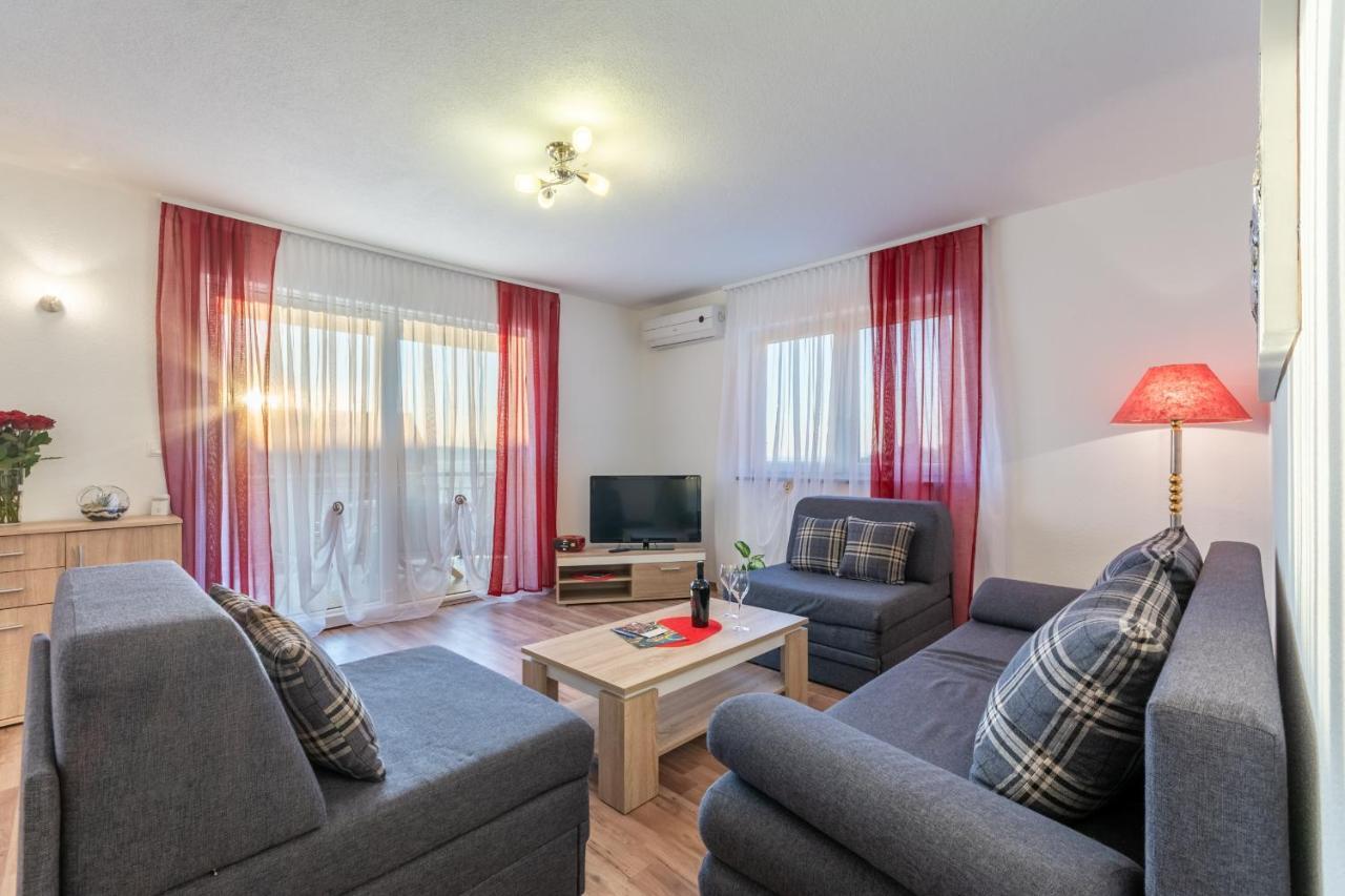 Family Friendly Apartments With A Swimming Pool Stanici, Omis - 18676 エクステリア 写真
