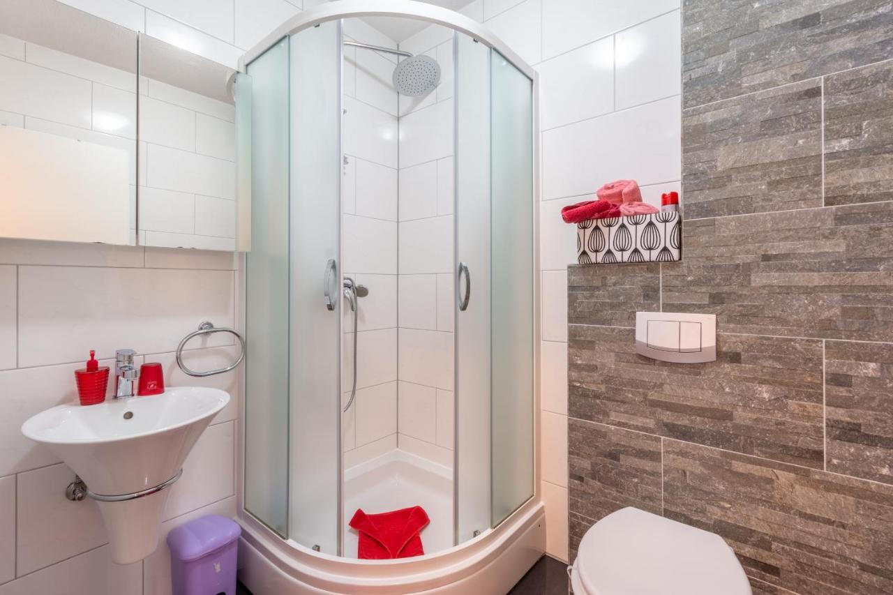 Family Friendly Apartments With A Swimming Pool Stanici, Omis - 18676 エクステリア 写真