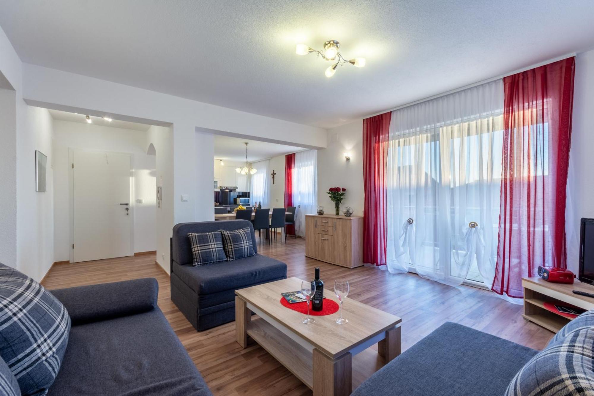 Family Friendly Apartments With A Swimming Pool Stanici, Omis - 18676 部屋 写真